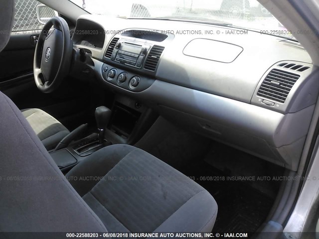 4T1BE32KX5U093289 - 2005 TOYOTA CAMRY LE/XLE/SE ვერცხლისფერი ფოტო 5