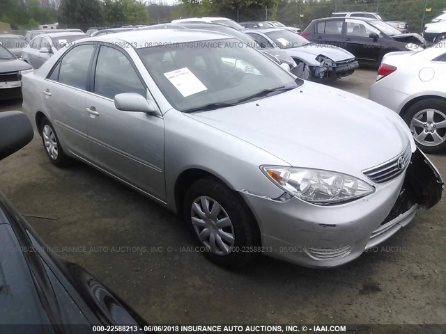 4T1BE32K55U945306 - 2005 TOYOTA CAMRY LE/XLE/SE ვერცხლისფერი ფოტო 1