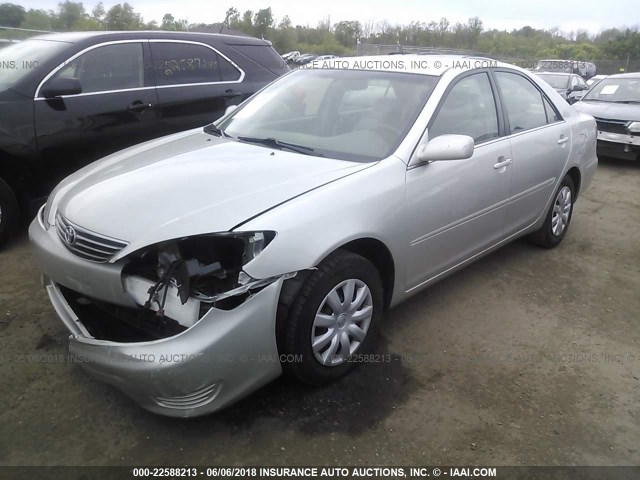 4T1BE32K55U945306 - 2005 TOYOTA CAMRY LE/XLE/SE ვერცხლისფერი ფოტო 2