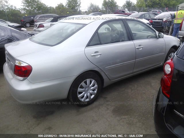 4T1BE32K55U945306 - 2005 TOYOTA CAMRY LE/XLE/SE ვერცხლისფერი ფოტო 4