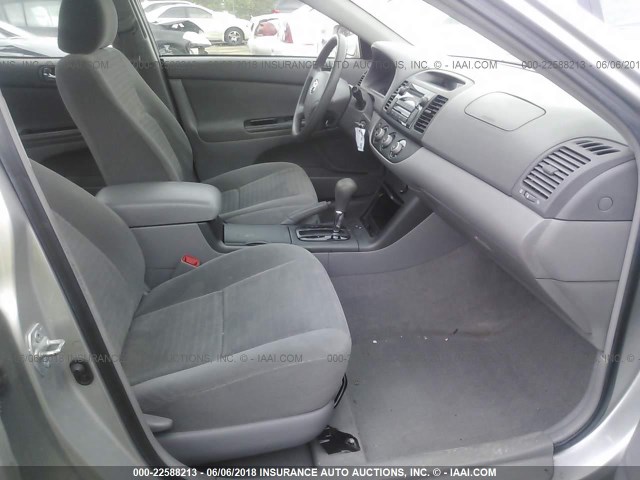 4T1BE32K55U945306 - 2005 TOYOTA CAMRY LE/XLE/SE ვერცხლისფერი ფოტო 5