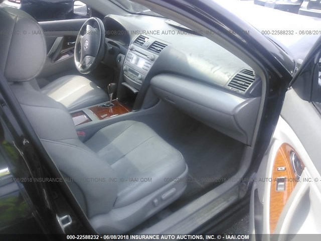 4T1BK46K18U576263 - 2008 TOYOTA CAMRY LE/XLE/SE შავი ფოტო 5