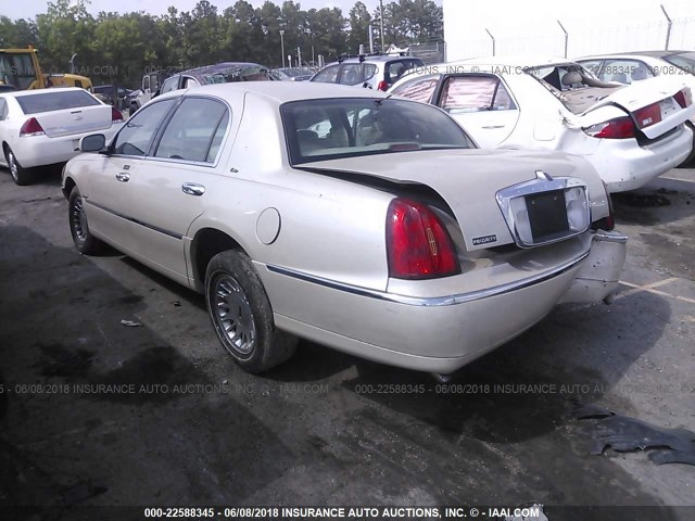 1LNHM83W9XY707112 - 1999 LINCOLN TOWN CAR CARTIER GOLD photo 3