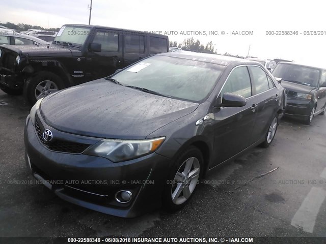 4T1BF1FK4DU702600 - 2013 TOYOTA CAMRY L/SE/LE/XLE GRAY photo 2