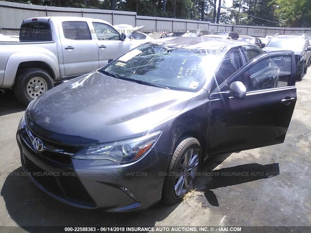 4T1BF1FK6GU261380 - 2016 TOYOTA CAMRY LE/XLE/SE/XSE GRAY photo 2