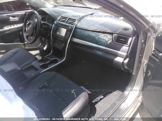 4T1BF1FK6GU261380 - 2016 TOYOTA CAMRY LE/XLE/SE/XSE GRAY photo 5