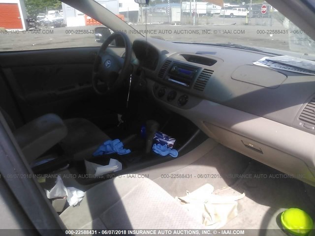 4T1BE32K82U515331 - 2002 TOYOTA CAMRY LE/XLE/SE ოქროსფერი ფოტო 5