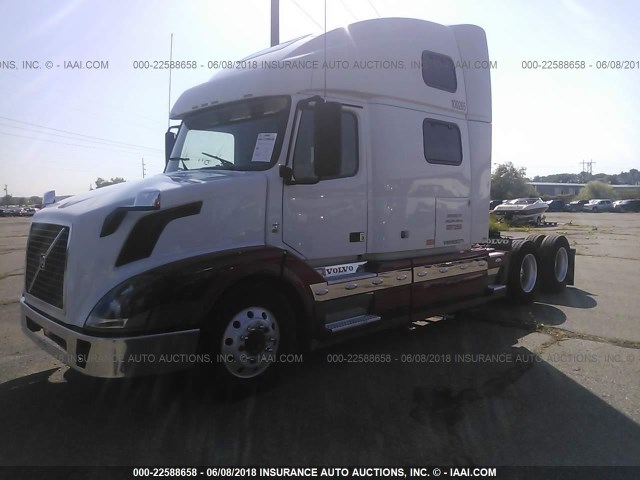 4V4NC9EJ19N283371 - 2009 VOLVO VN L WHITE photo 2