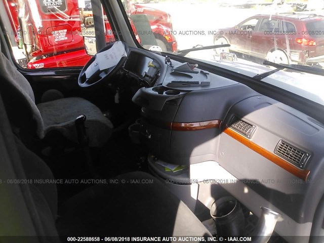 4V4NC9EJ19N283371 - 2009 VOLVO VN L WHITE photo 5