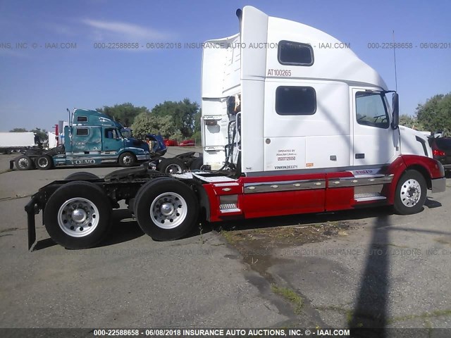 4V4NC9EJ19N283371 - 2009 VOLVO VN L WHITE photo 8