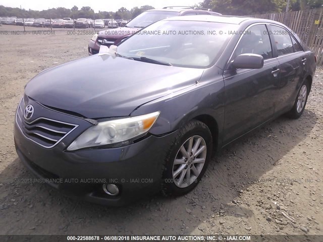 4T4BF3EK7AR014136 - 2010 TOYOTA CAMRY SE/LE/XLE ნაცრისფერი ფოტო 2