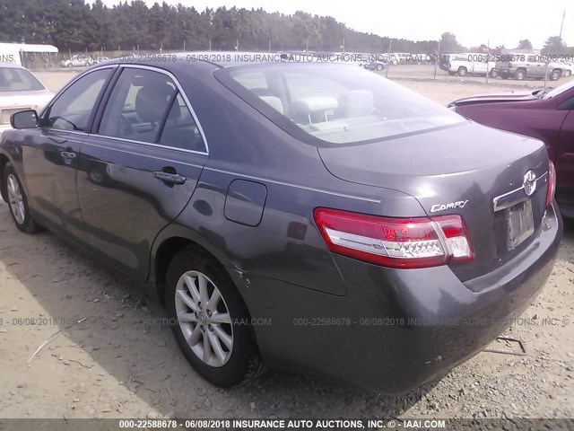 4T4BF3EK7AR014136 - 2010 TOYOTA CAMRY SE/LE/XLE ნაცრისფერი ფოტო 3
