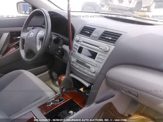 4T4BF3EK7AR014136 - 2010 TOYOTA CAMRY SE/LE/XLE ნაცრისფერი ფოტო 5