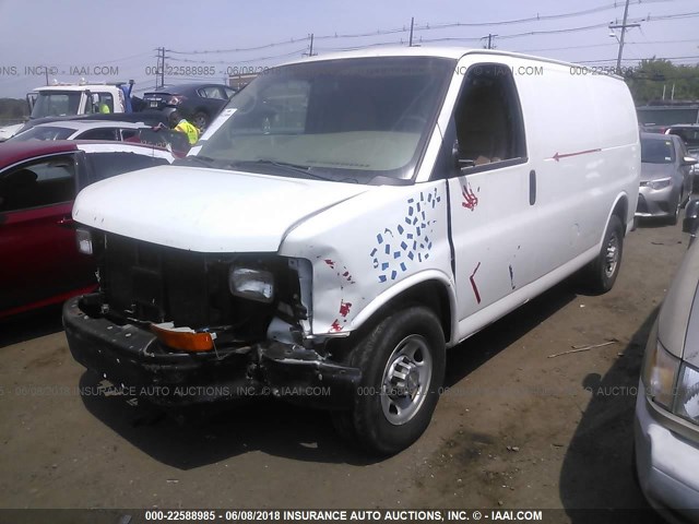 1GCZGFDA5A1135544 - 2010 CHEVROLET EXPRESS G2500  WHITE photo 2