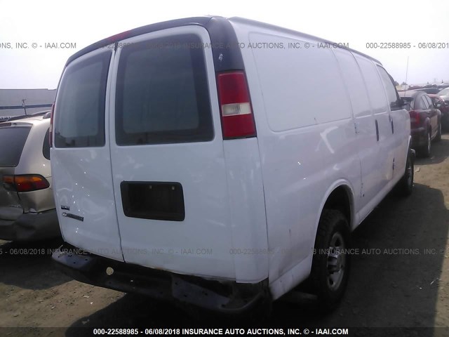 1GCZGFDA5A1135544 - 2010 CHEVROLET EXPRESS G2500  WHITE photo 4