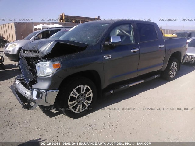 5TFAY5F18GX569058 - 2016 TOYOTA TUNDRA CREWMAX 1794/PLATINUM GRAY photo 2