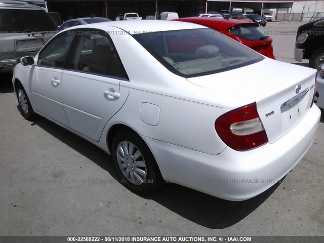 JTDBE32K120012218 - 2002 TOYOTA CAMRY LE/XLE/SE თეთრი ფოტო 3