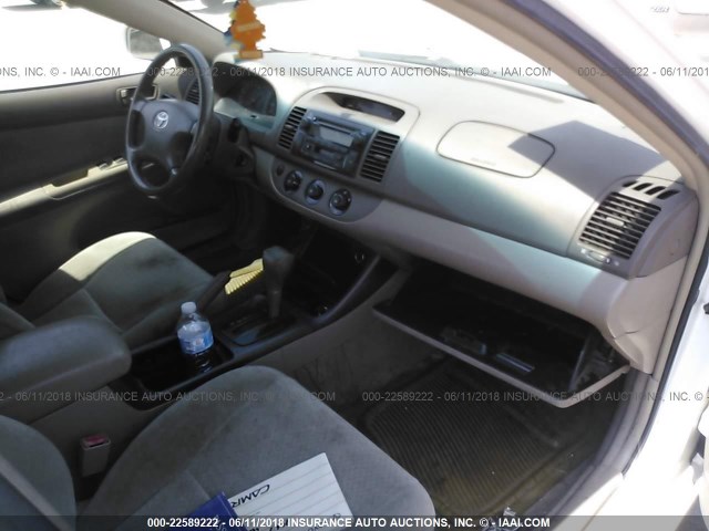 JTDBE32K120012218 - 2002 TOYOTA CAMRY LE/XLE/SE თეთრი ფოტო 5