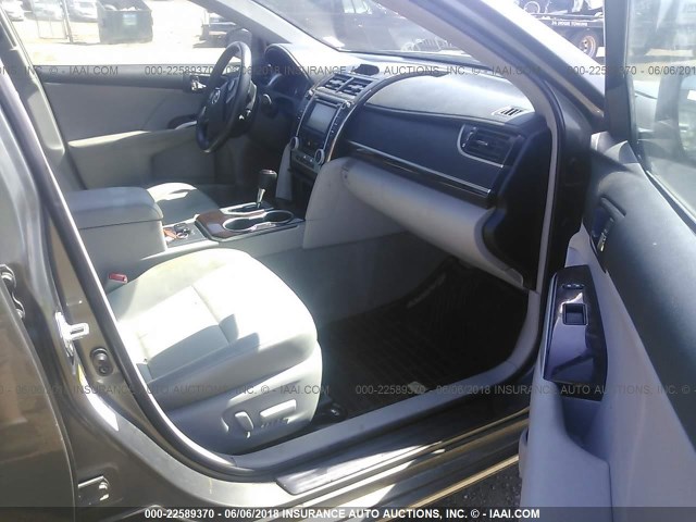 4T4BF1FK3CR210290 - 2012 TOYOTA CAMRY SE/LE/XLE 灰色 照片 5