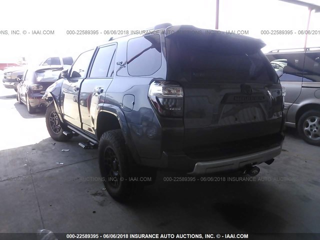 JTEBU5JR2J5528856 - 2018 TOYOTA 4RUNNER SR5 PREM/LTDL/TRAIL/TRD GRAY photo 3