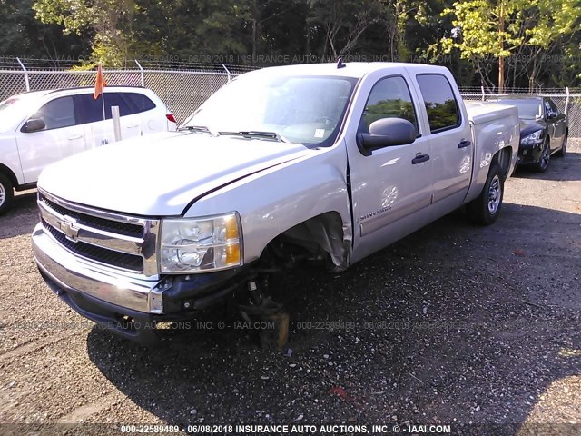 2GCEC13C271652822 - 2007 CHEVROLET SILVERADO C1500 CREW CAB SILVER photo 2