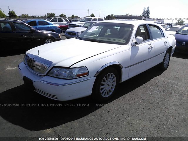 1LNHM82W35Y629294 - 2005 LINCOLN TOWN CAR SIGNATURE LIMITED WHITE photo 2