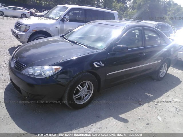 4T1BE32K75U025032 - 2005 TOYOTA CAMRY LE/XLE/SE შავი ფოტო 2