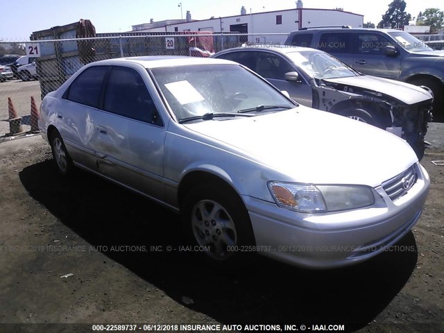 JT2BG28K4Y0455153 - 2000 TOYOTA CAMRY LE/XLE Silber Foto 1