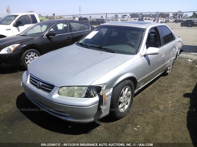 JT2BG28K4Y0455153 - 2000 TOYOTA CAMRY LE/XLE Silber Foto 2