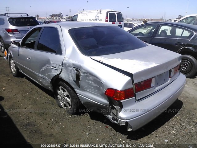 JT2BG28K4Y0455153 - 2000 TOYOTA CAMRY LE/XLE SILVER photo 3