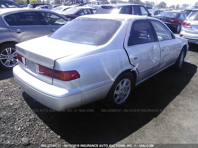JT2BG28K4Y0455153 - 2000 TOYOTA CAMRY LE/XLE Silber Foto 4