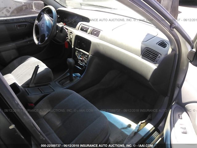 JT2BG28K4Y0455153 - 2000 TOYOTA CAMRY LE/XLE Silber Foto 5