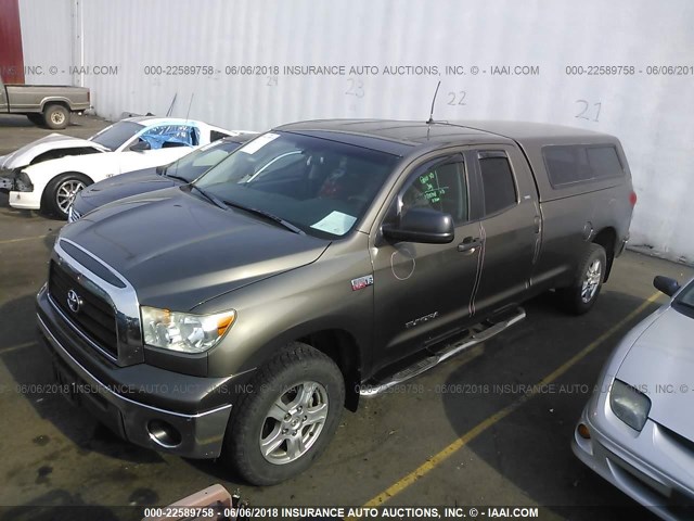 5TFCV541X7X004007 - 2007 TOYOTA TUNDRA DOUBLE CAB SR5 SILVER photo 2