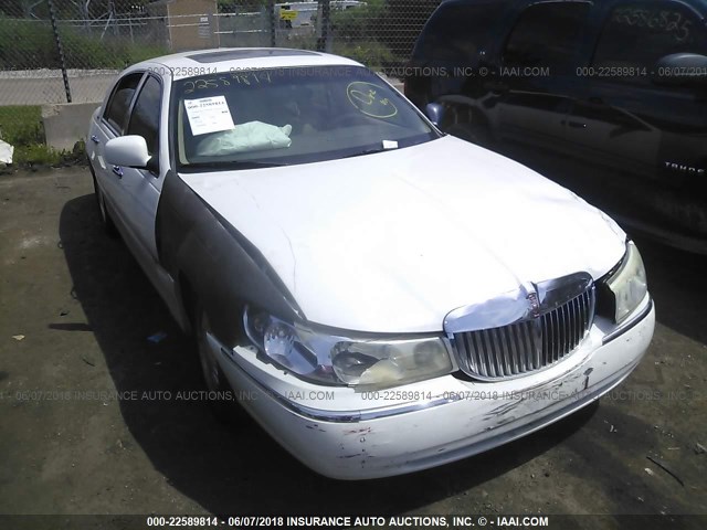 1LNFM82W4WY609368 - 1998 LINCOLN TOWN CAR SIGNATURE WHITE photo 1