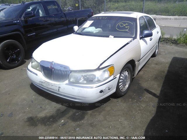 1LNFM82W4WY609368 - 1998 LINCOLN TOWN CAR SIGNATURE WHITE photo 2