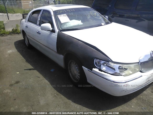 1LNFM82W4WY609368 - 1998 LINCOLN TOWN CAR SIGNATURE WHITE photo 6