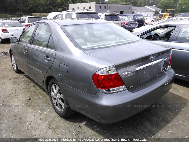 JTDBF30K660168342 - 2006 TOYOTA CAMRY LE/XLE GRAY photo 3