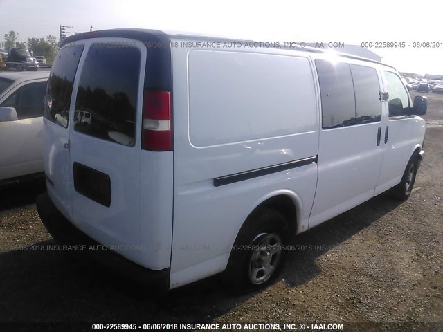 1GCFG15X281176653 - 2008 CHEVROLET EXPRESS G1500  WHITE photo 4