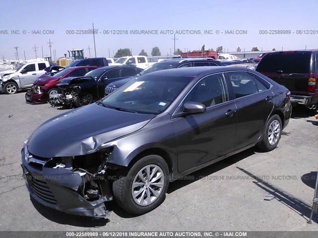4T1BF1FK3HU300508 - 2017 TOYOTA CAMRY LE/XLE/SE/XSE GRAY photo 2