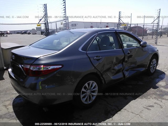 4T1BF1FK3HU300508 - 2017 TOYOTA CAMRY LE/XLE/SE/XSE GRAY photo 4
