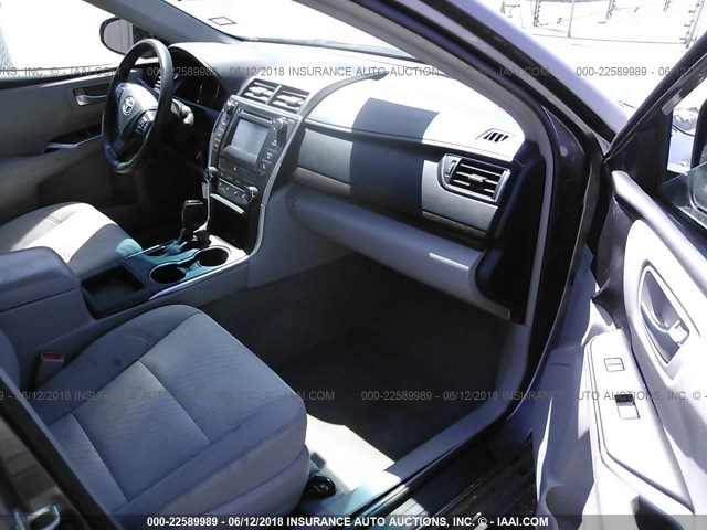 4T1BF1FK3HU300508 - 2017 TOYOTA CAMRY LE/XLE/SE/XSE GRAY photo 5