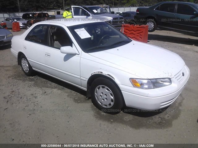 4T1BG22K7WU358210 - 1998 TOYOTA CAMRY CE/LE/XLE WHITE photo 1