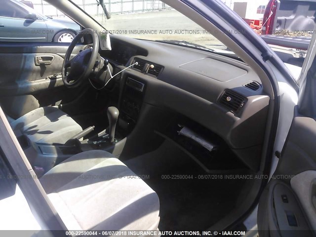 4T1BG22K7WU358210 - 1998 TOYOTA CAMRY CE/LE/XLE WHITE photo 5