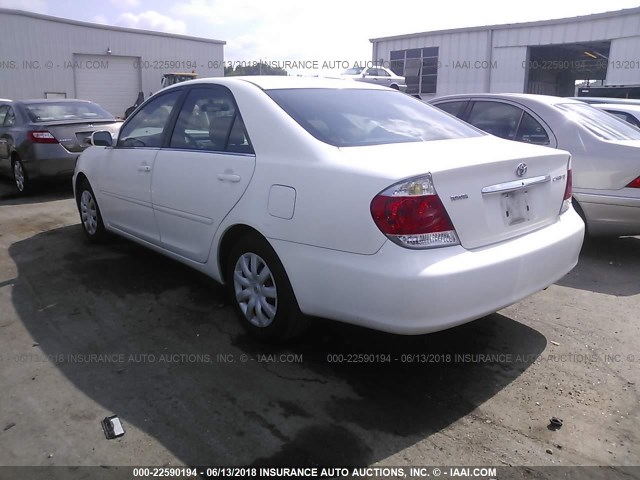 4T1BE32K55U590511 - 2005 TOYOTA CAMRY LE/XLE/SE თეთრი ფოტო 3