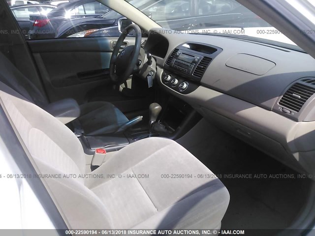 4T1BE32K55U590511 - 2005 TOYOTA CAMRY LE/XLE/SE თეთრი ფოტო 5