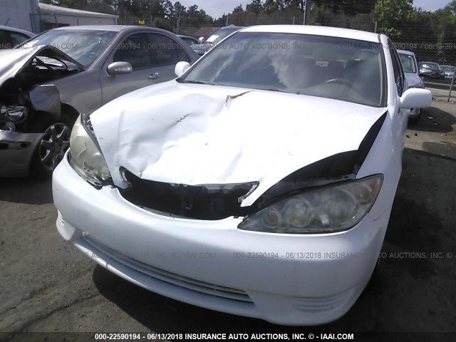 4T1BE32K55U590511 - 2005 TOYOTA CAMRY LE/XLE/SE თეთრი ფოტო 6