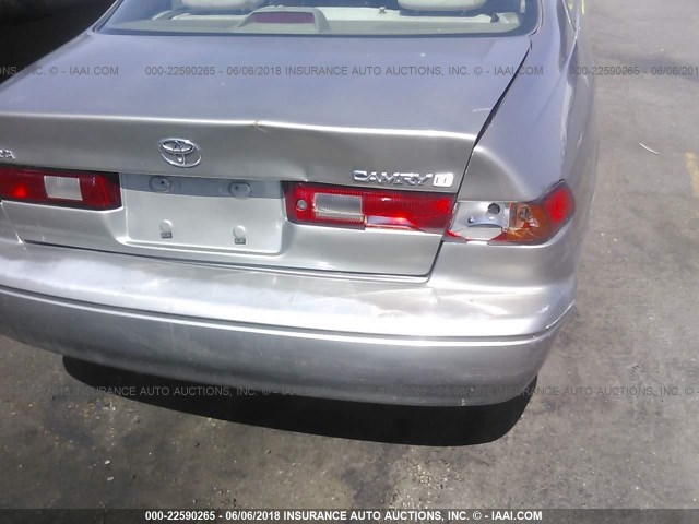 JT2BG22K2X0280831 - 1999 TOYOTA CAMRY LE/XLE Braun Foto 6