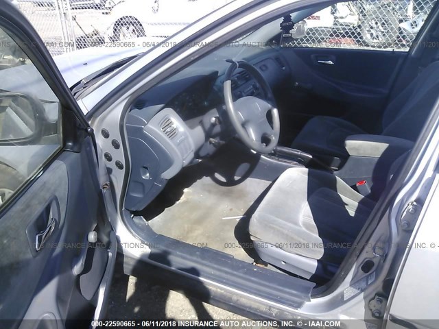 1HGCF8647YA138937 - 2000 HONDA ACCORD DX SILVER photo 5