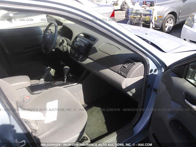 JTDBE32K463057089 - 2006 TOYOTA CAMRY LE/XLE BLUE photo 5