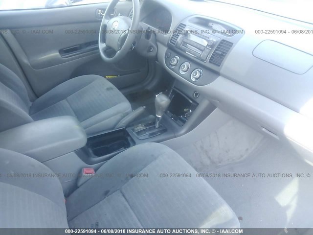 4T1BE32K75U597962 - 2005 TOYOTA CAMRY LE/XLE/SE ღია ლურჯი ფოტო 5